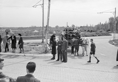831583 Afbeelding van enkele toeschouwers, waaronder een groep kinderen op een wagen, bij de doorkomst van de Prinses ...